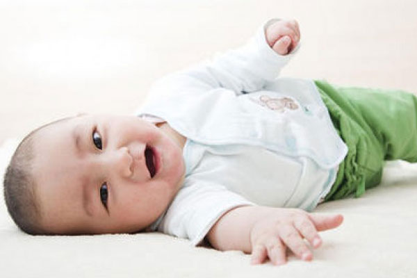 tre so sinh 3 thang tuoi - Quá trình phát triển của trẻ sơ sinh từ 1 – 12 tháng tuổi