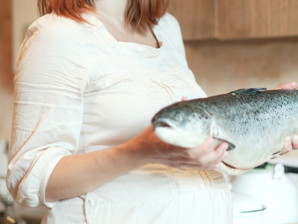 Giúp phát triển võng mạc của thai nhi là một lợi ích của cá hồi đối với bà bầu