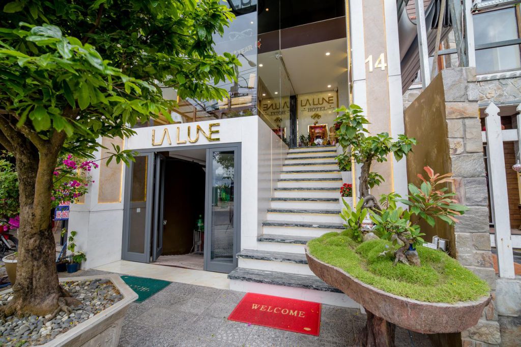 cong vao khach san La Lune 1024x683 - Top 10 khách sạn 2 sao Đà Nẵng giá rẻ ở trung tâm
