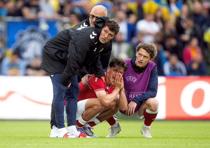 Từng suýt chết trên sân, Eriksen lại bất tỉnh giữa trận đấu
