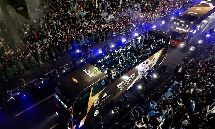Messi không về, hàng nghìn CĐV vẫn ra đường đón đội tuyển Argentina