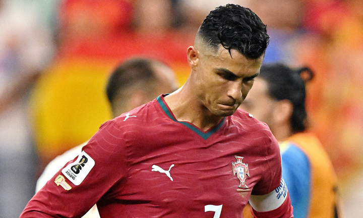 Ronaldo ngừng bướng bỉnh, chấp nhận từ bỏ để trở lại làm biểu tượng vĩ đại